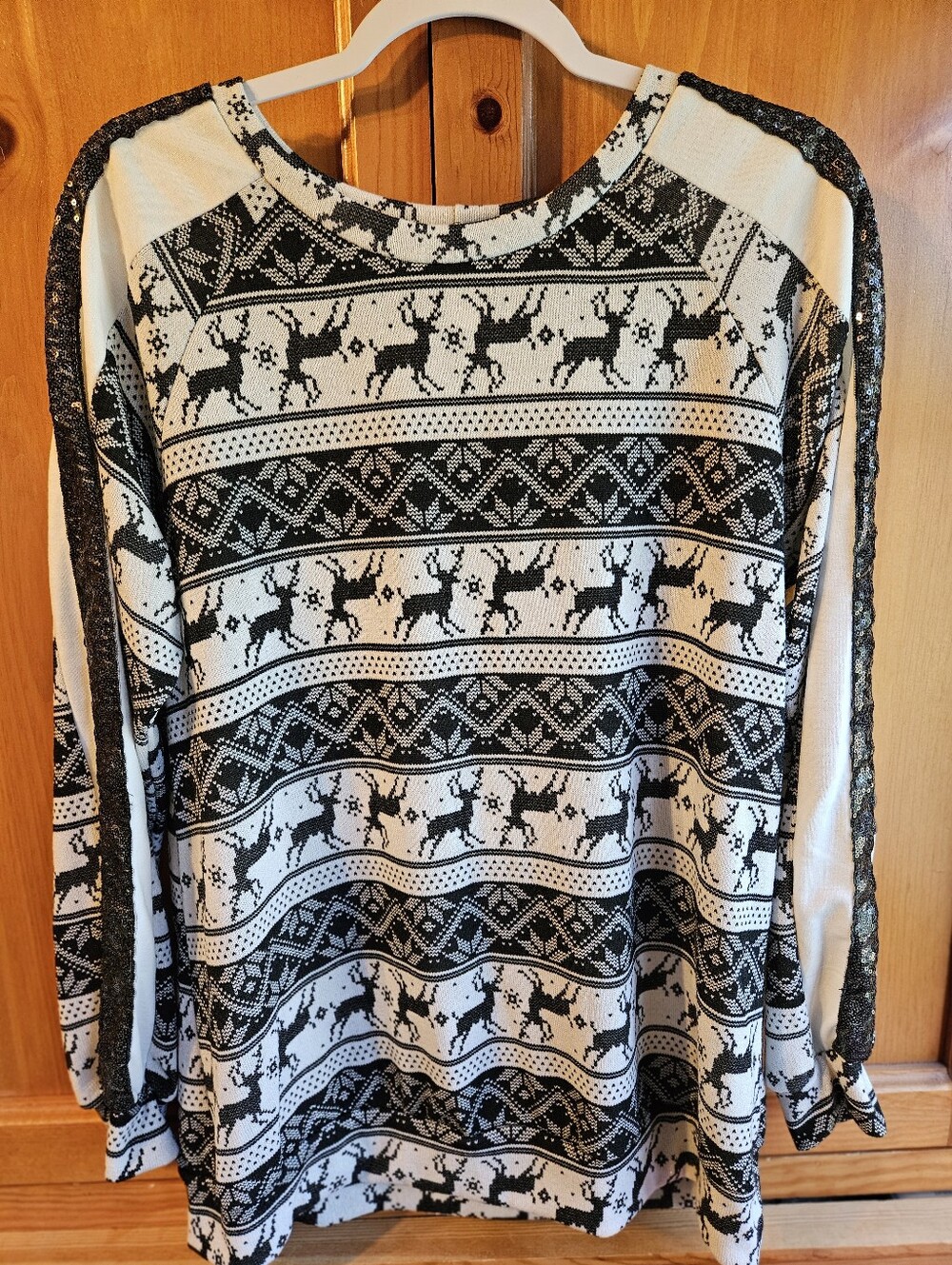 NWOT Women's Black & Off White Reindeer Pattern Sweater with Sequins SIZE LARGE